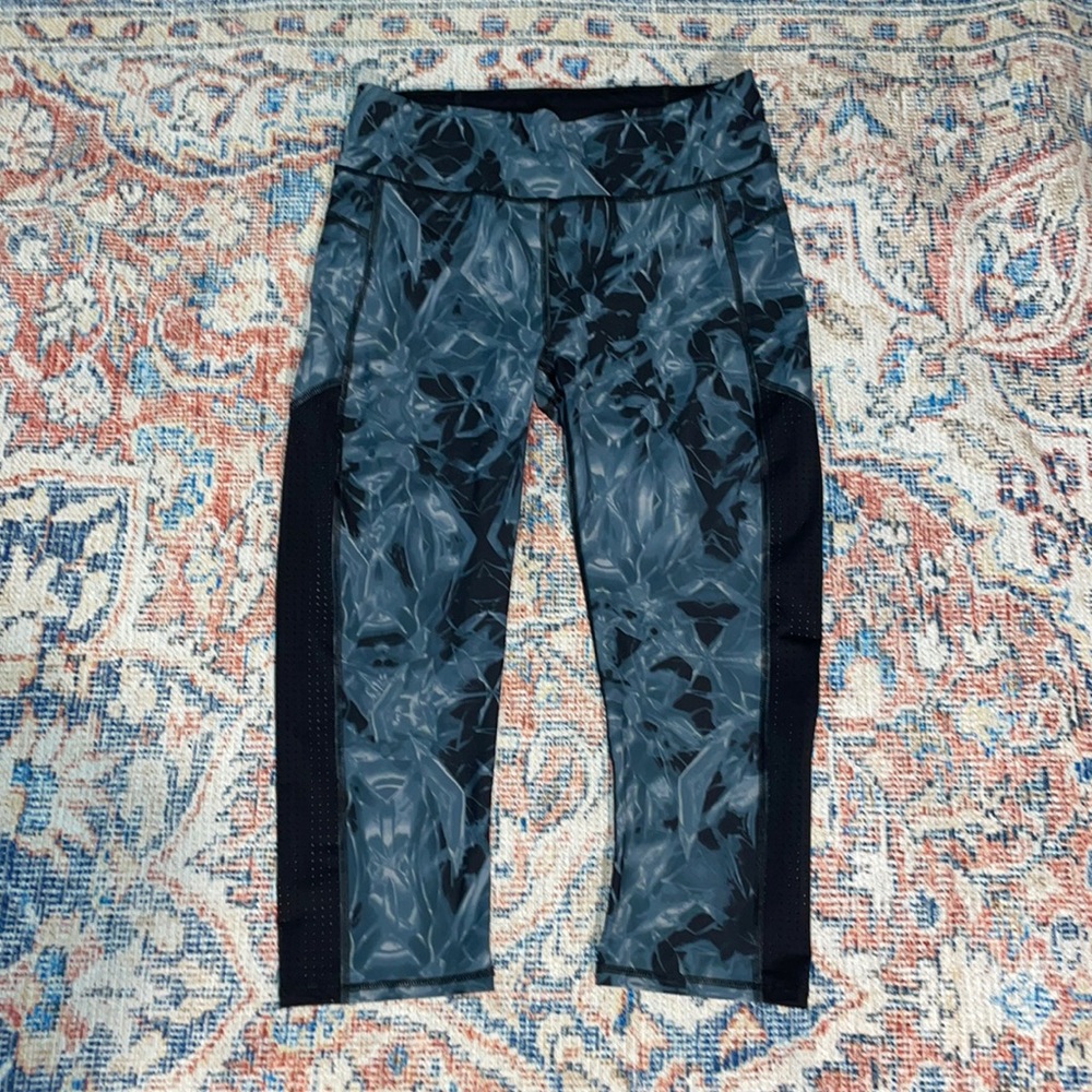 Sweaty Betty The Zero Gravity Capri Printed Leggings SZ L EUC